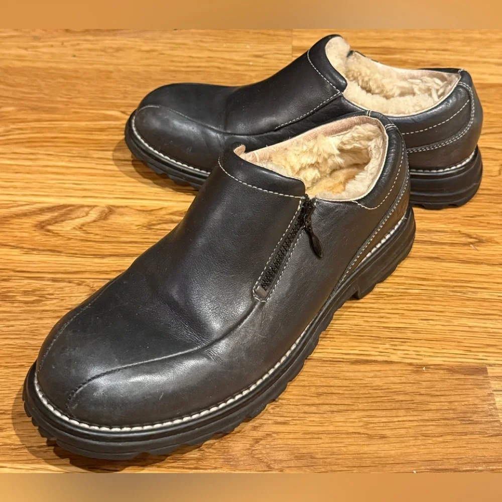 UGG Black Leather Side Zip Slip On Mules Sheepskin Lining Size 7